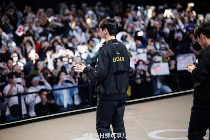 摄影师一村分享返图:Faker胜利后开心的笑了